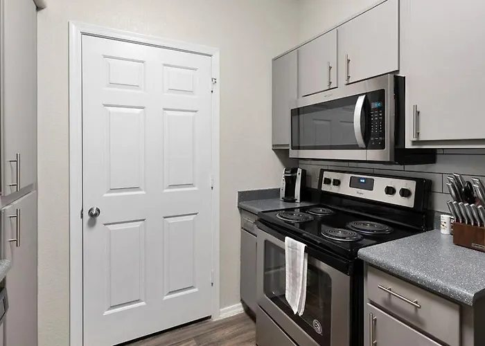 Apartment Landing - Modern With Amazing Amenities *